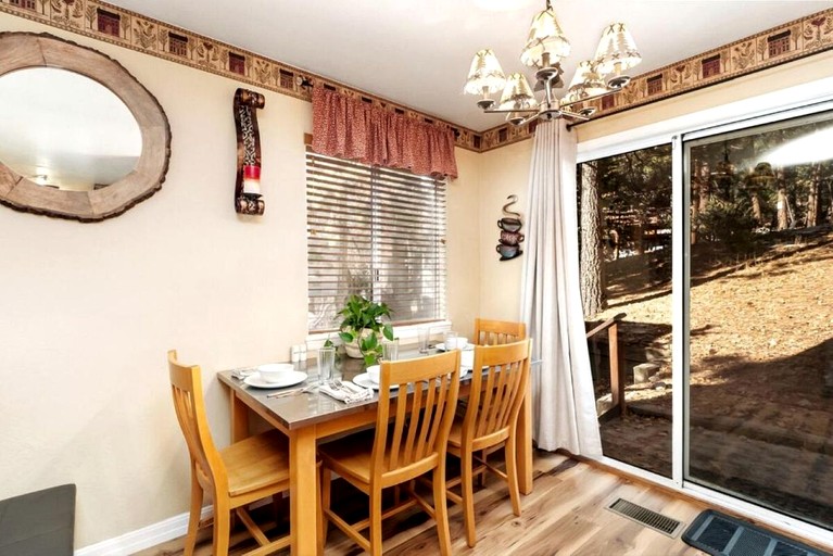 Charming Cabin for Winter and Water Sports Fans Near Big Bear Lake, California | Cabins (Arrowbear Lake, California, United States of America)