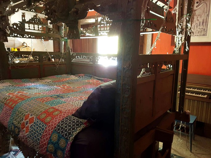 Cabins (Gold Coast, Queensland, Australia)