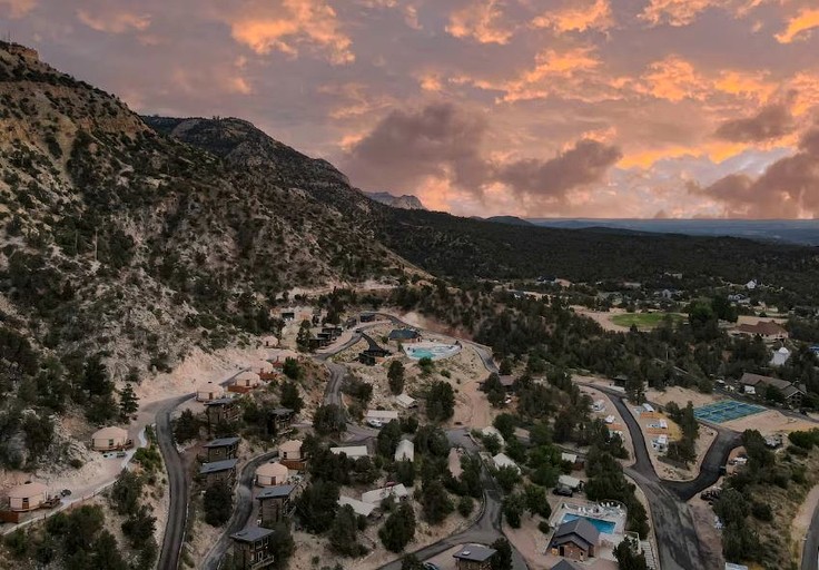 Unforgettable Glaming Experience at this Equipped Airstream in Orderville, Utah | Caravans (Orderville, Utah, United States of America)