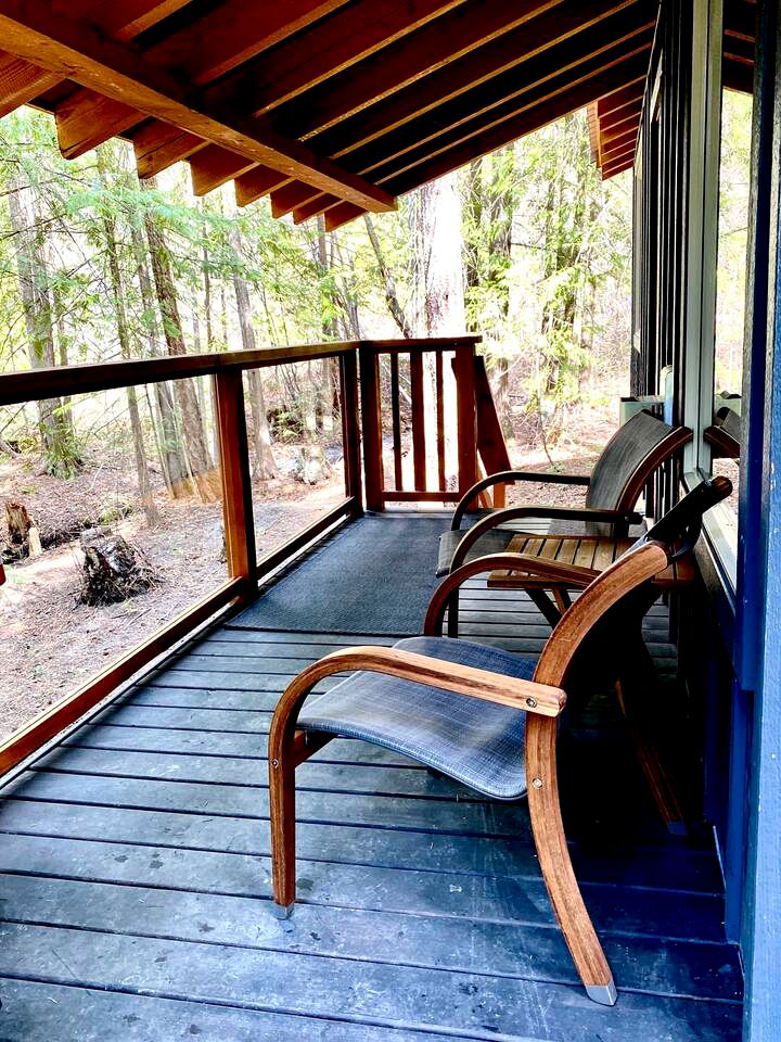 Custom-Built British Columbia Cabin on Shuswap Lake