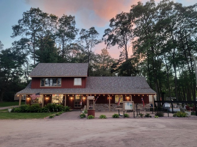 Family-Friendly Cabin with Shared Outdoor Pool in Wisconsin Dells | Cabins (Wisconsin Dells, Wisconsin, United States of America)