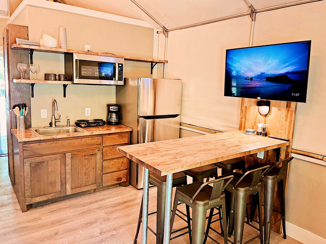 Texas Waterside Escape: Glamping Holiday in a Tented Cabin with Shared Comforts