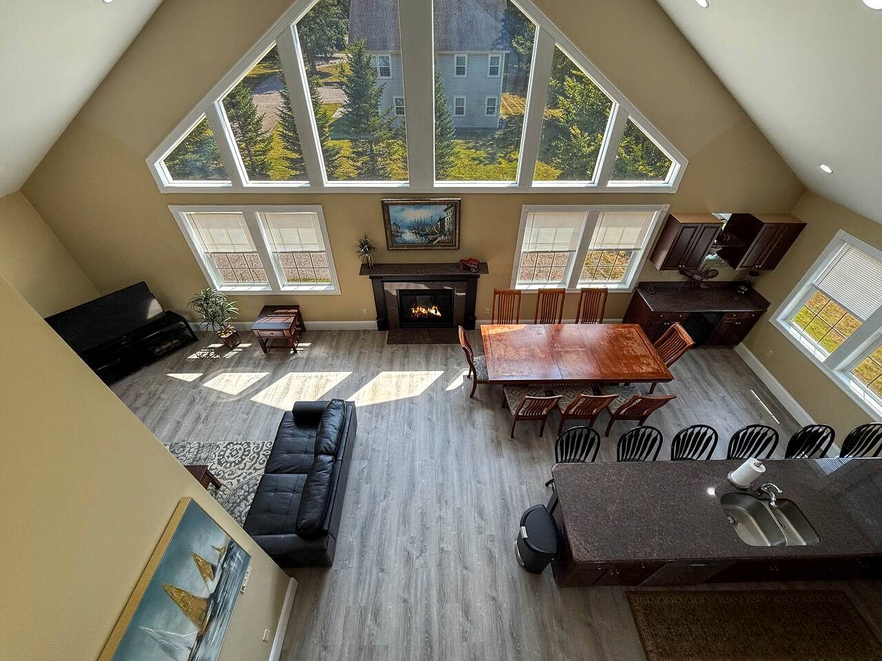 Luxury North Conway Retreat with Hot Tub & Fireplace near Downtown Dining and Scenic Mountain Views in New Hampshire