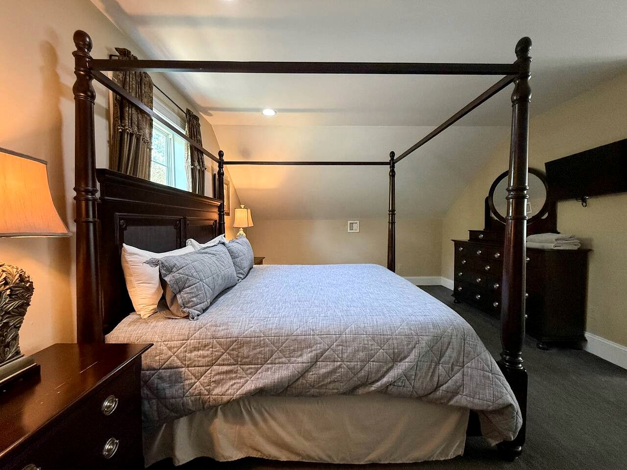 Luxury North Conway Retreat with Hot Tub & Fireplace near Downtown Dining and Scenic Mountain Views in New Hampshire