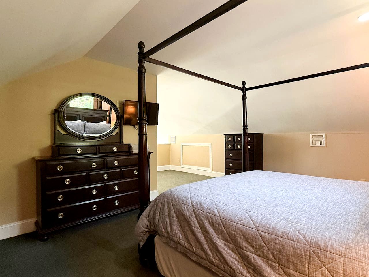 Luxury North Conway Retreat with Hot Tub & Fireplace near Downtown Dining and Scenic Mountain Views in New Hampshire
