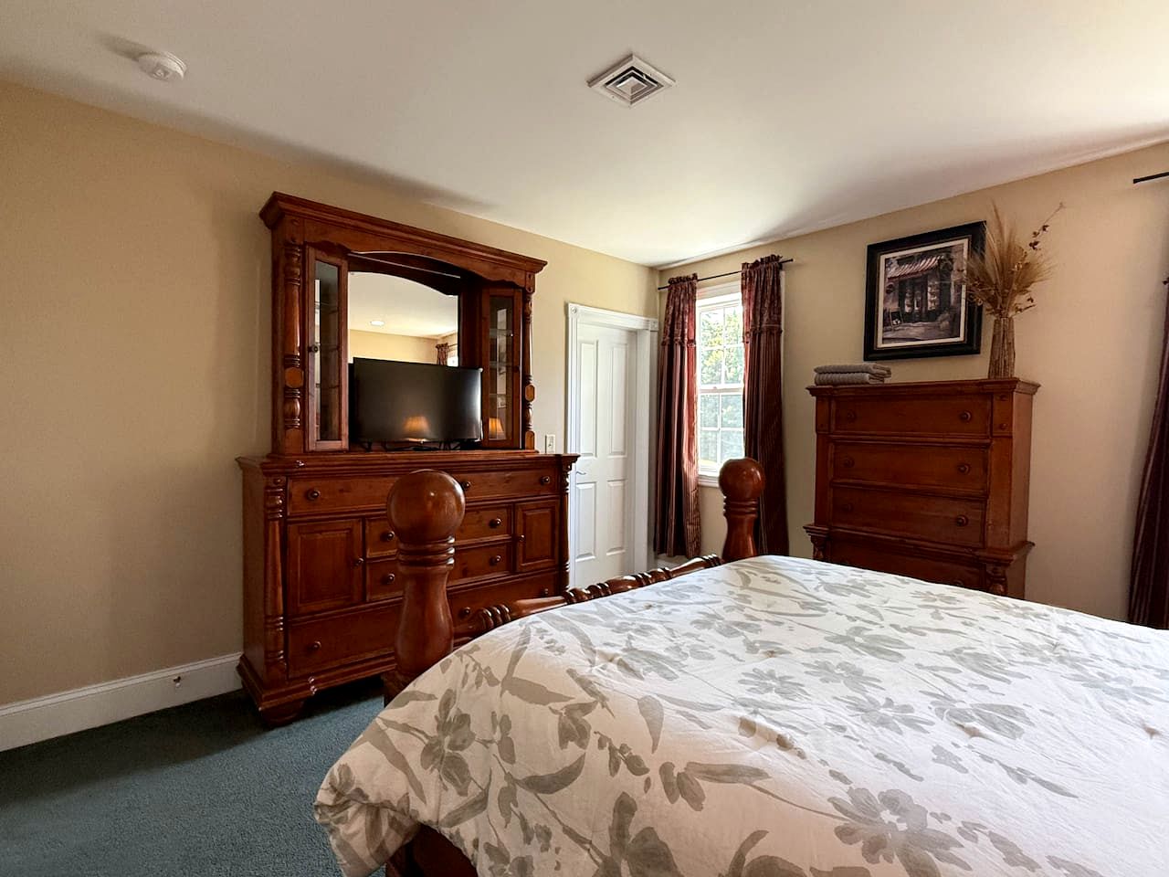 Luxury North Conway Retreat with Hot Tub & Fireplace near Downtown Dining and Scenic Mountain Views in New Hampshire