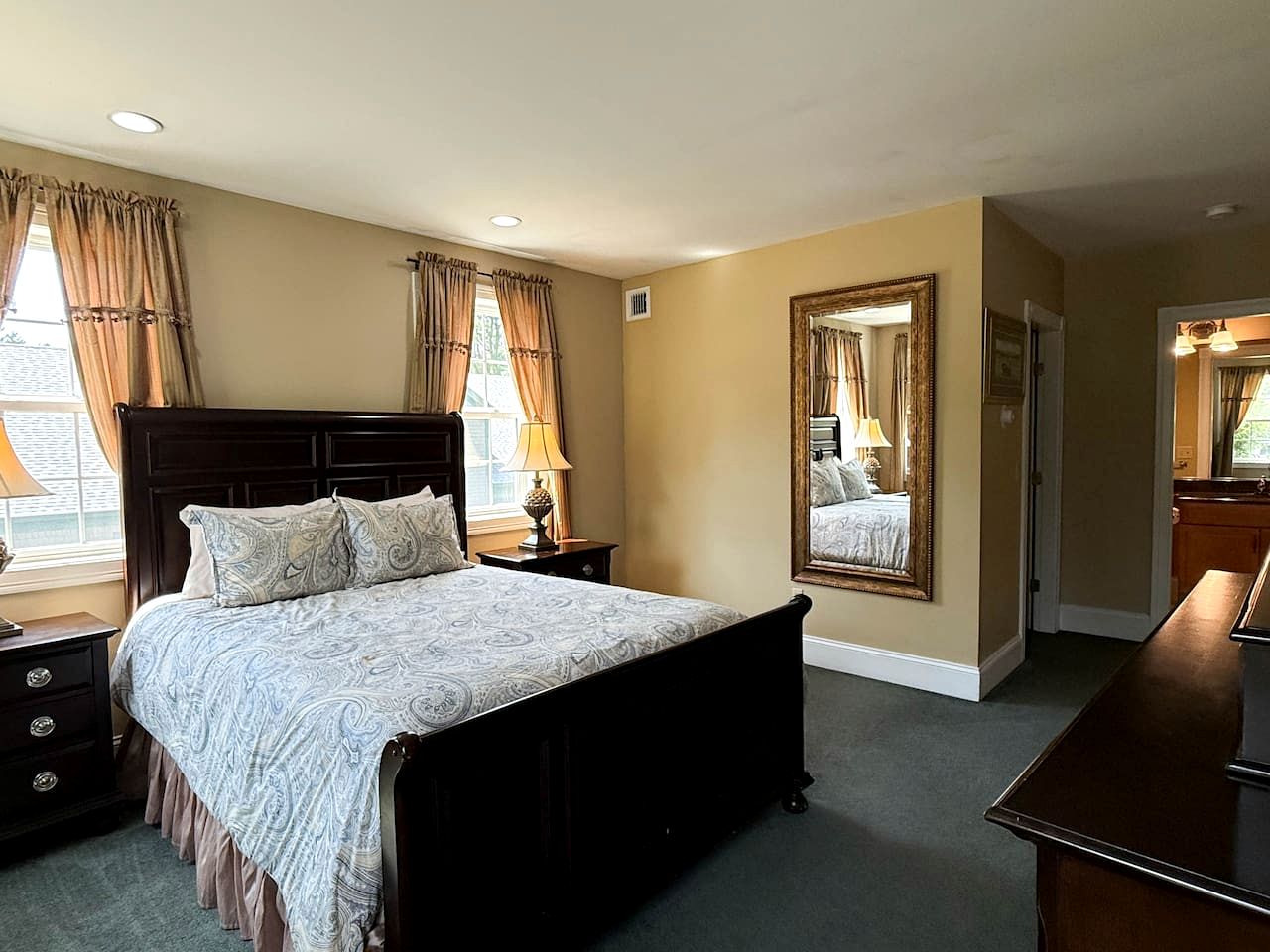 Luxury North Conway Retreat with Hot Tub & Fireplace near Downtown Dining and Scenic Mountain Views in New Hampshire