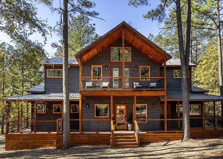 Fantastic Cabin Rental with a Hot Tub in Hochatown, Oklahoma - Ideal for a Family Glamping Retreat near Broken Bow Lake