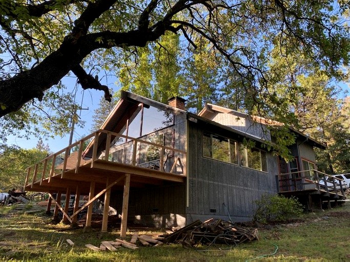 This cabin rental comes with a fabulous deck and is ideal for a getaway in California