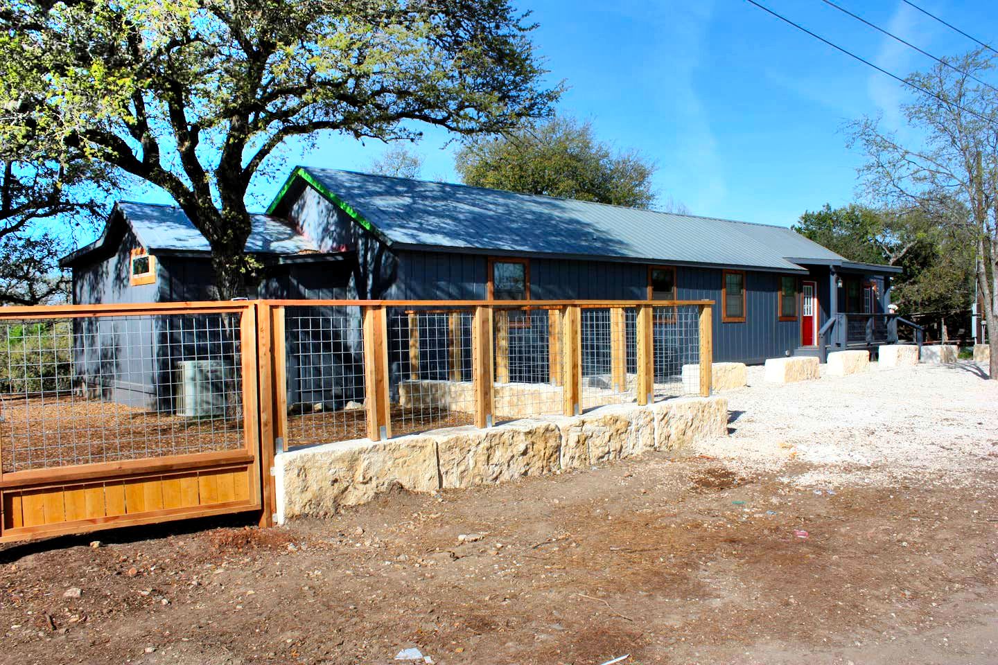 Gorgeous Medina River Cabin with a Spacious Deck Ideal for Vacations in Texas