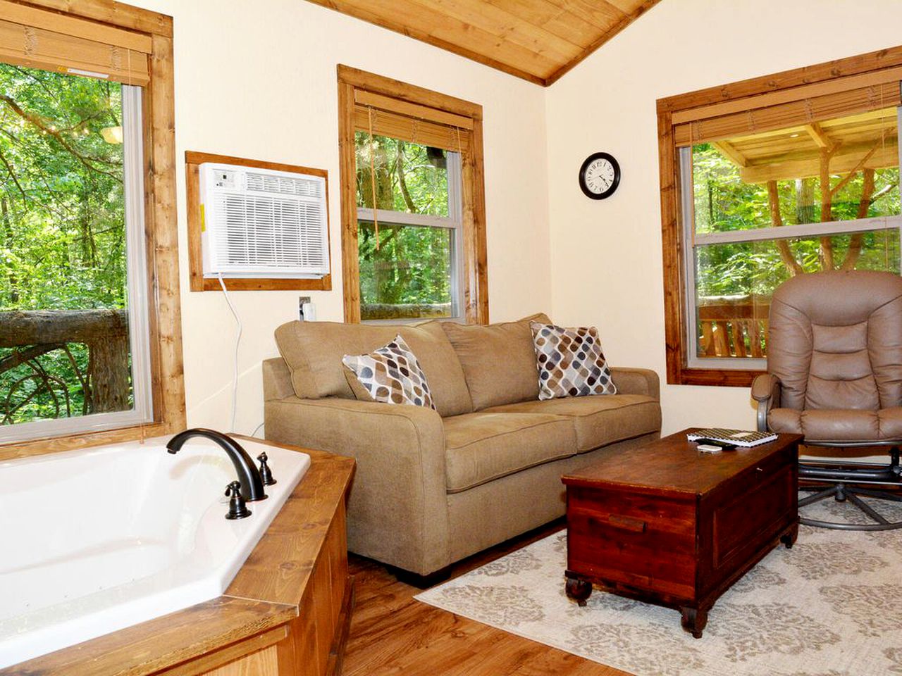 Secluded Cabin in Mountain View, Arkansas