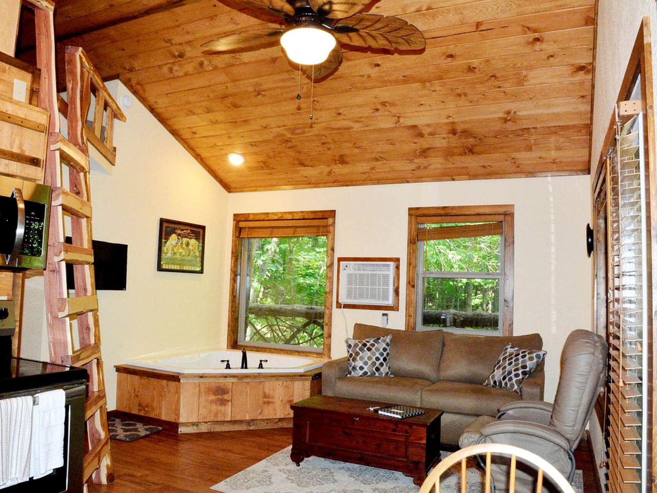 Secluded Cabin in Mountain View, Arkansas