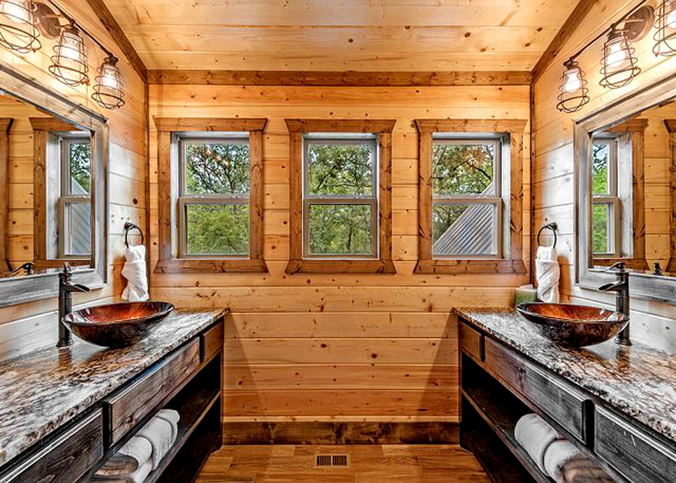 Beautiful Luxurious Cabin with a Hot Tub in Hochatown, Oklahoma - The Ultimate Glamping Destination near Beavers Bend State Park