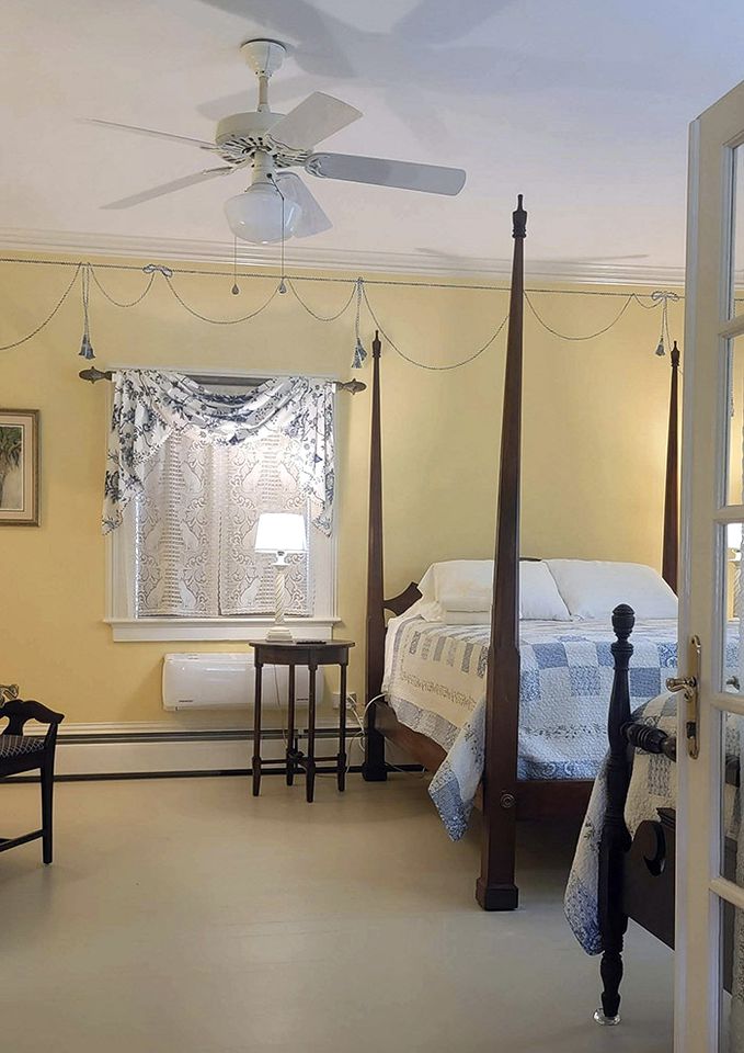 Stylish and Classic Weekend Getaway with Lake Views in North Carolina