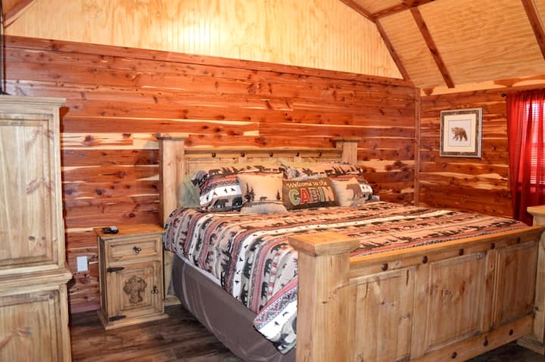 Secluded Getaway on a Vineyard in Allen, Oklahoma | Cabins (Allen, Oklahoma, United States of America)