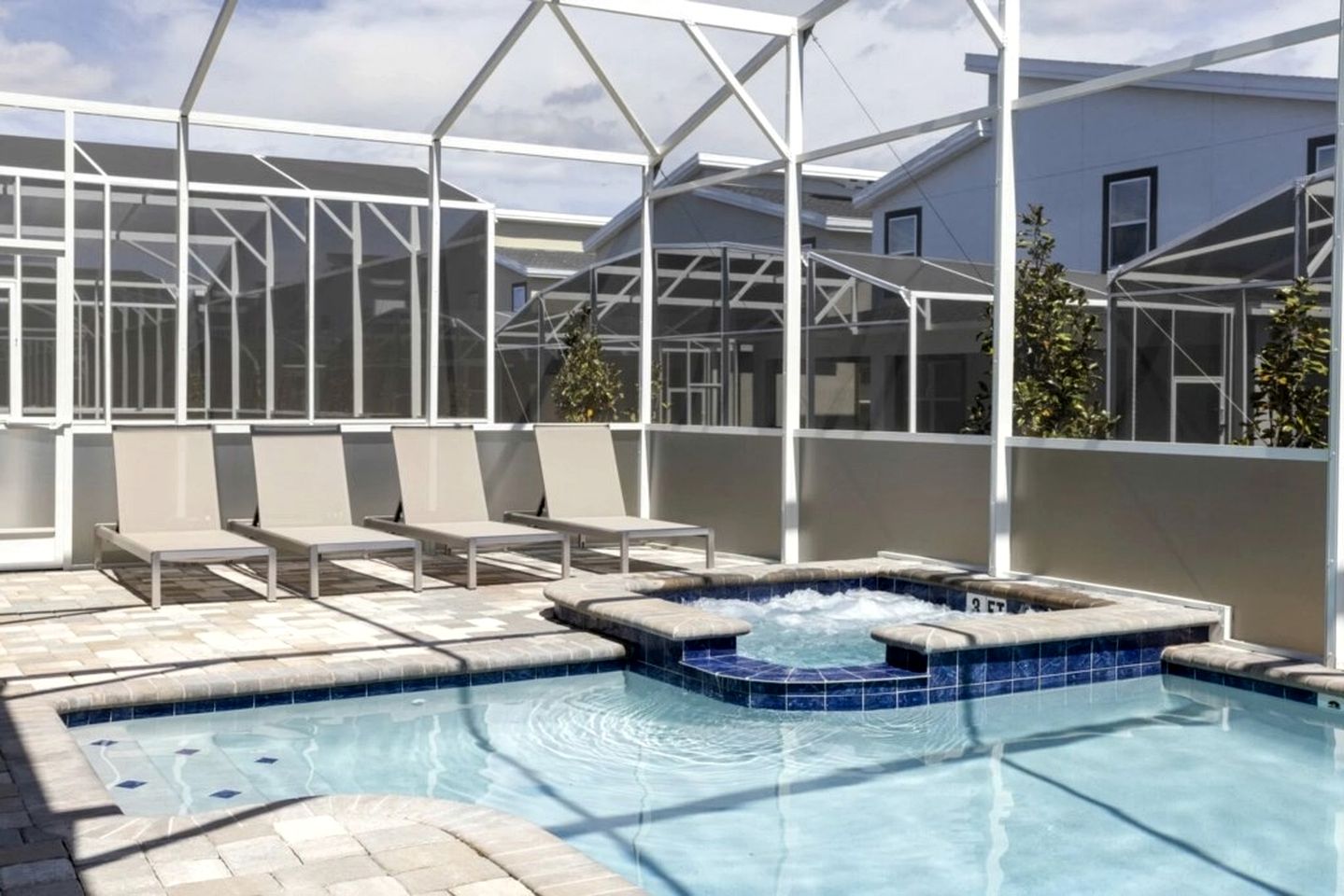 Fantastic Cottage with Swimming Pool and Hot-tub in Reunion, Florida