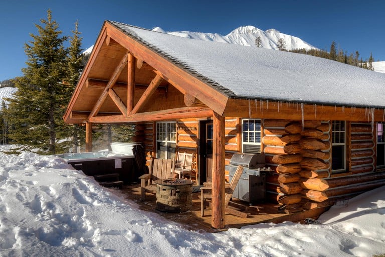 Rustic and Cozy Log Cabin with Ski-in Access, Hot Tub, and Fire Pit in Big Sky, Montana