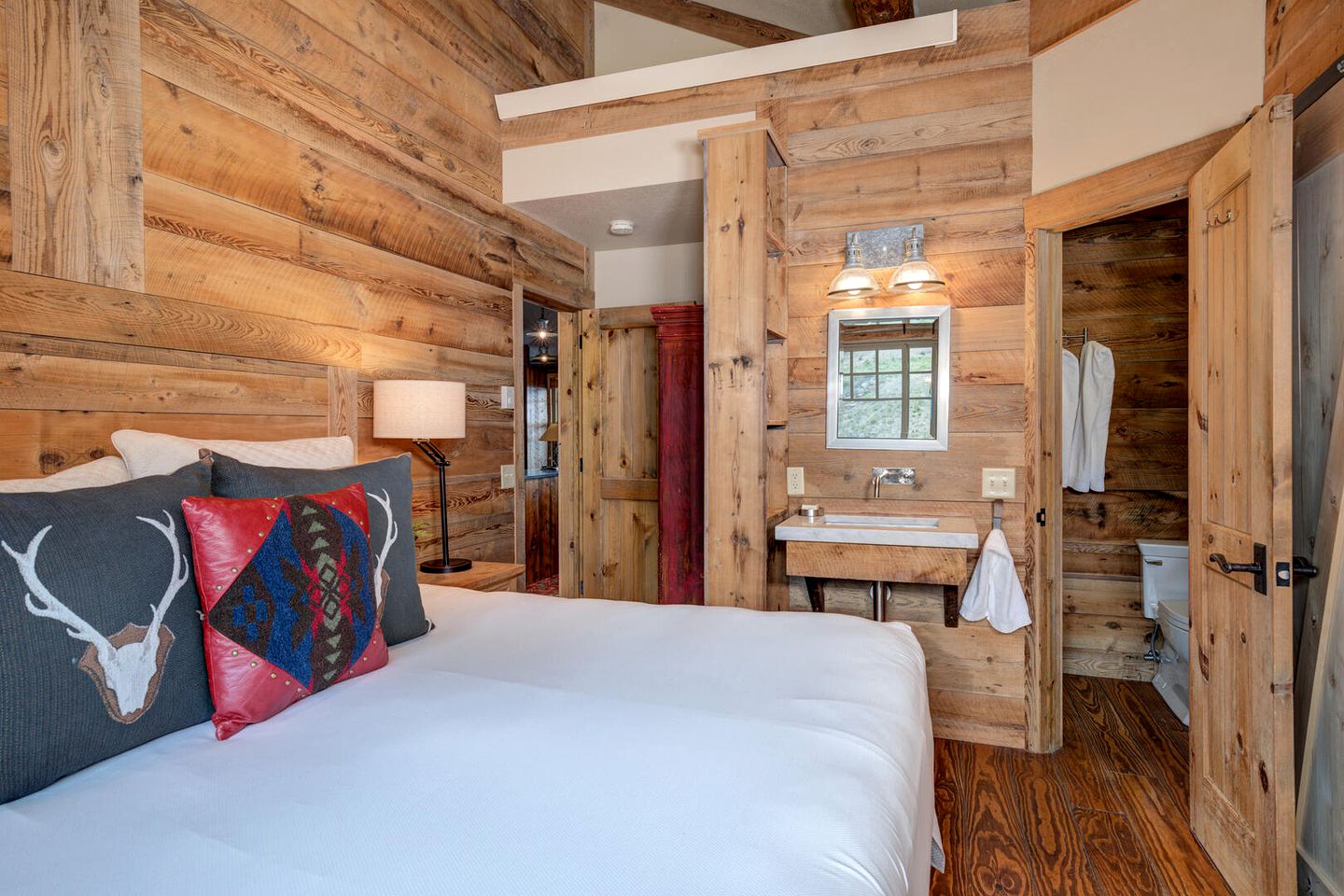 Rustic and Cozy Log Cabin with Ski-in Access, Hot Tub, and Fire Pit in Big Sky, Montana