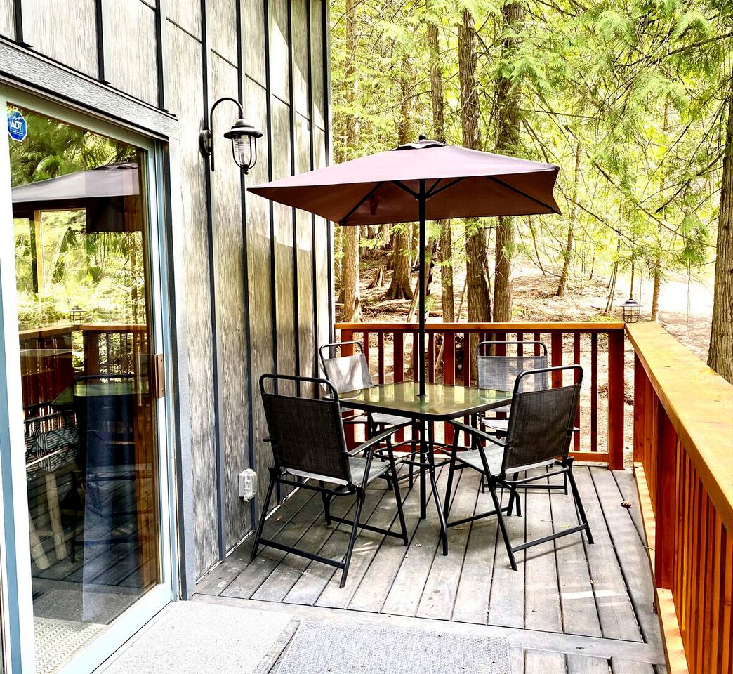 Custom-Built British Columbia Cabin on Shuswap Lake