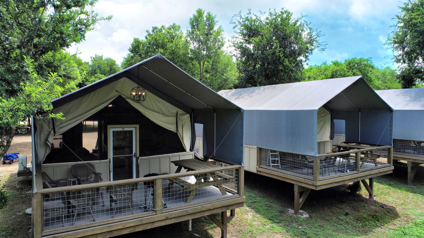 Unforgettable Glamping Vacation - Tranquil Tented Cabin by the Geronimo Creek near Seguin, Texas