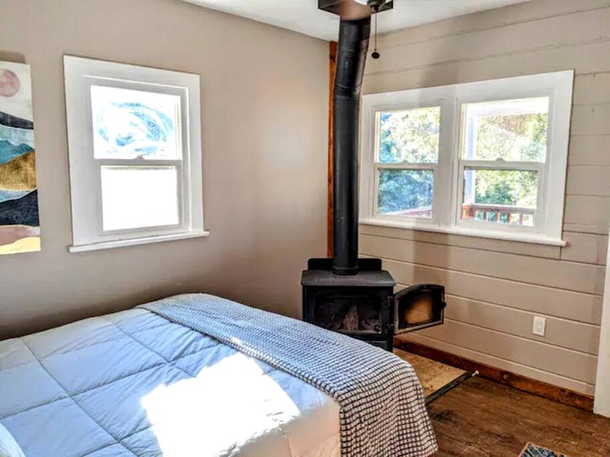  9. The Zen Den Modern Cabin W/ Large Porch in Woods, Cabins, Santa