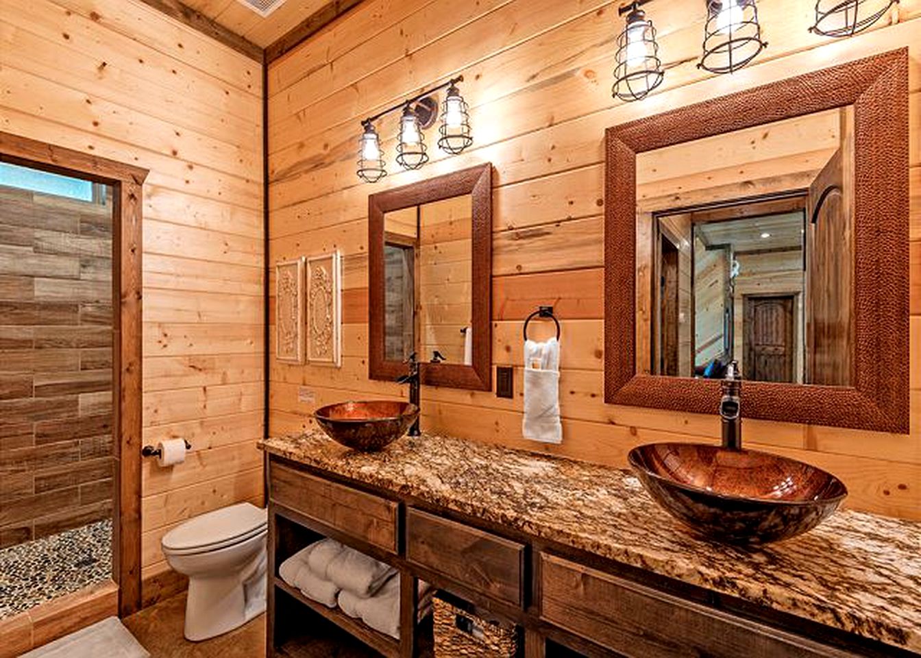 Beautiful Luxurious Cabin with a Hot Tub in Hochatown, Oklahoma - The Ultimate Glamping Destination near Beavers Bend State Park