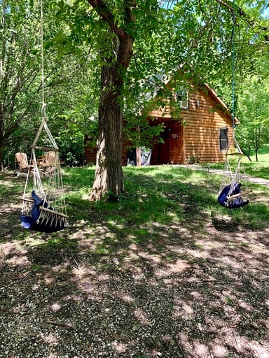 Cabins (Tonganoxie, Kansas, United States of America)