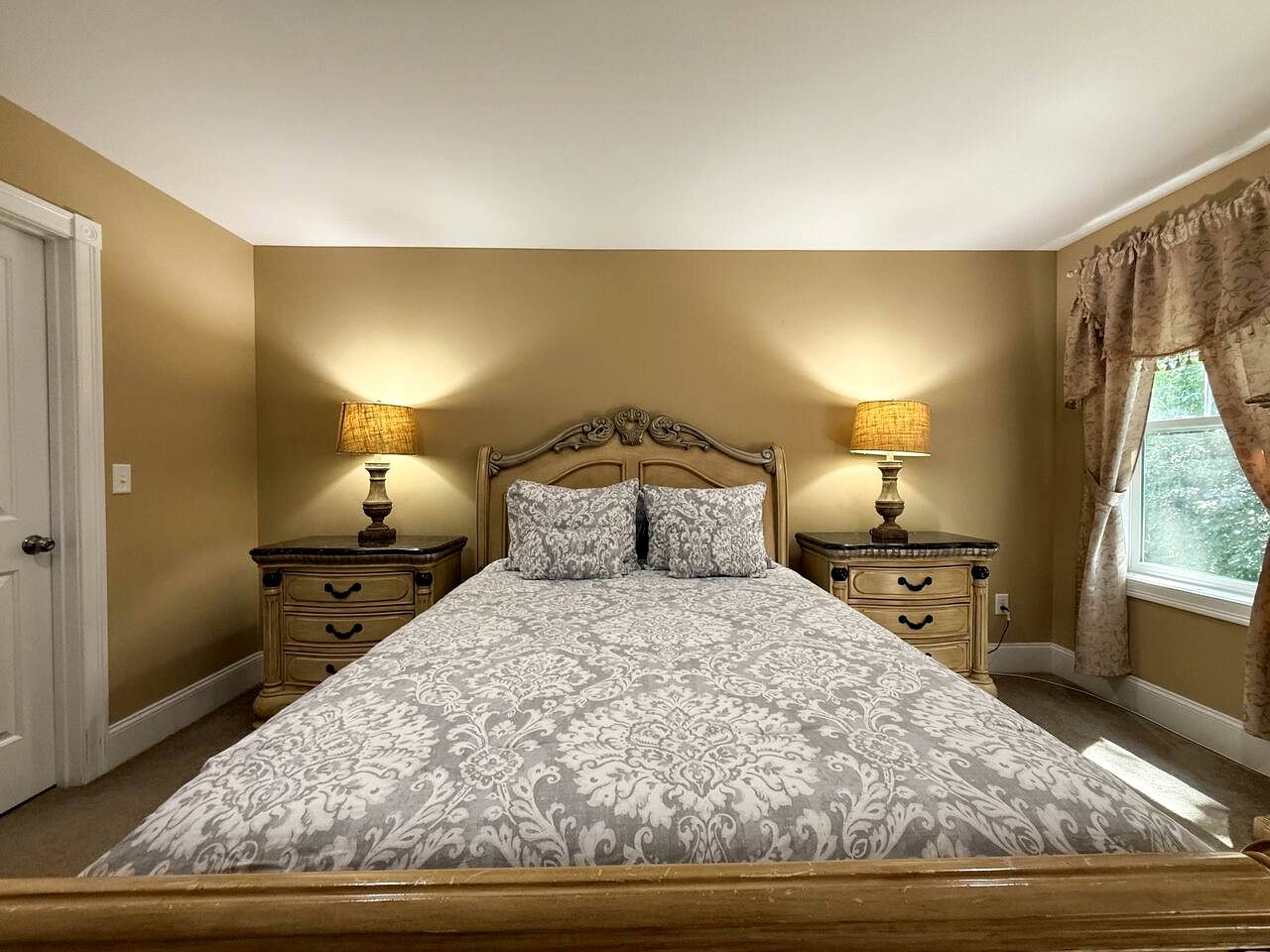 Spacious Luxury Vacation Home with Hot Tub & Mountain Views near Downtown North Conway, New Hampshire