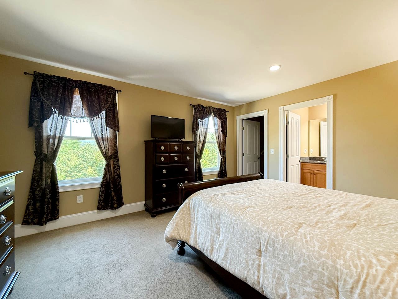 Spacious Luxury Vacation Home with Hot Tub & Mountain Views near Downtown North Conway, New Hampshire