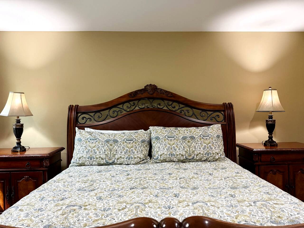 Spacious Luxury Vacation Home with Hot Tub & Mountain Views near Downtown North Conway, New Hampshire