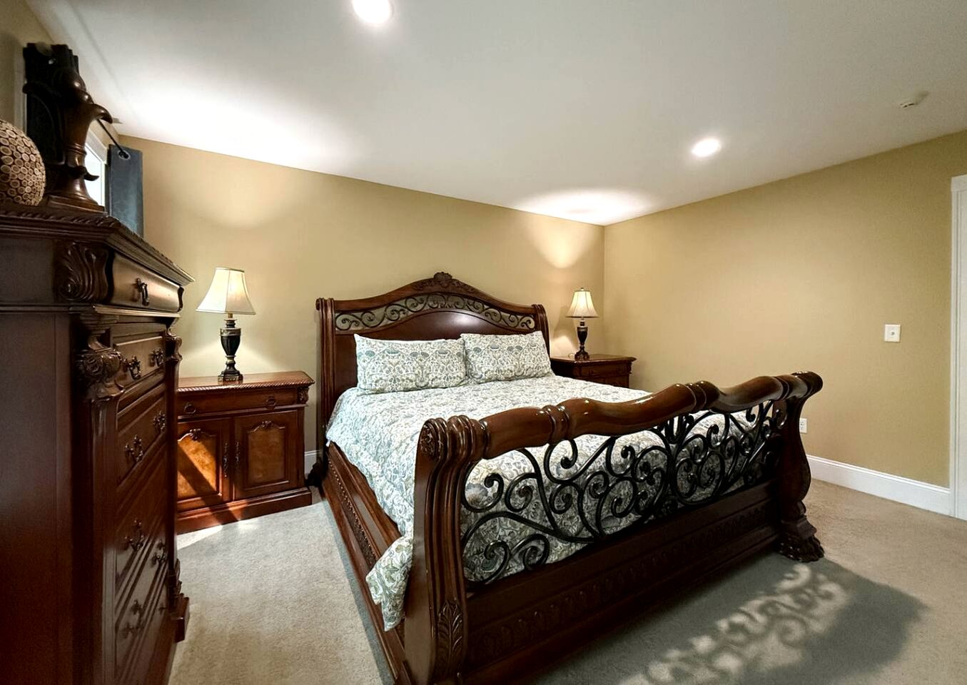 Spacious Luxury Vacation Home with Hot Tub & Mountain Views near Downtown North Conway, New Hampshire