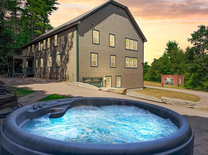 Spacious Luxury Vacation Home with Hot Tub & Mountain Views near Downtown North Conway, New Hampshire