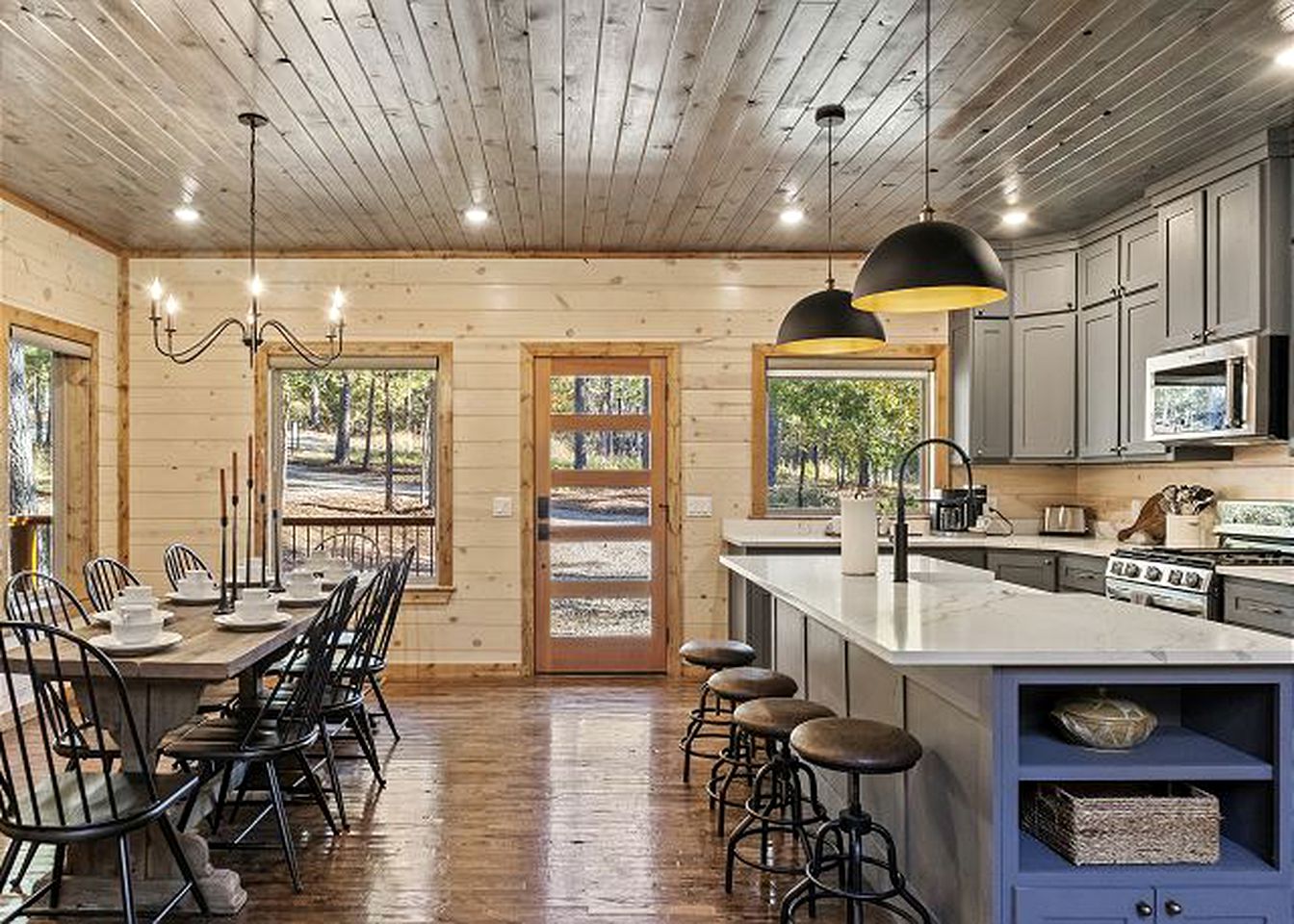 Fantastic Cabin Rental with a Hot Tub in Hochatown, Oklahoma - Ideal for a Family Glamping Retreat near Broken Bow Lake