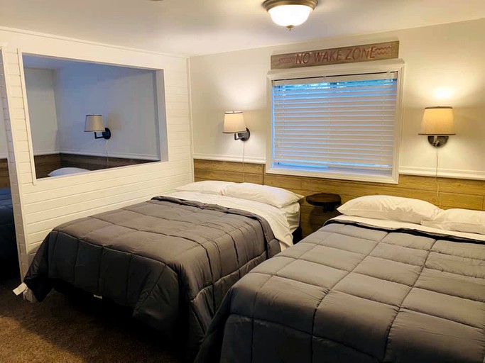 Waterfront Vacation Rental with a Shared Pool in Waushara County, Wisconsin | Cottages (Wild Rose, Wisconsin, United States of America)