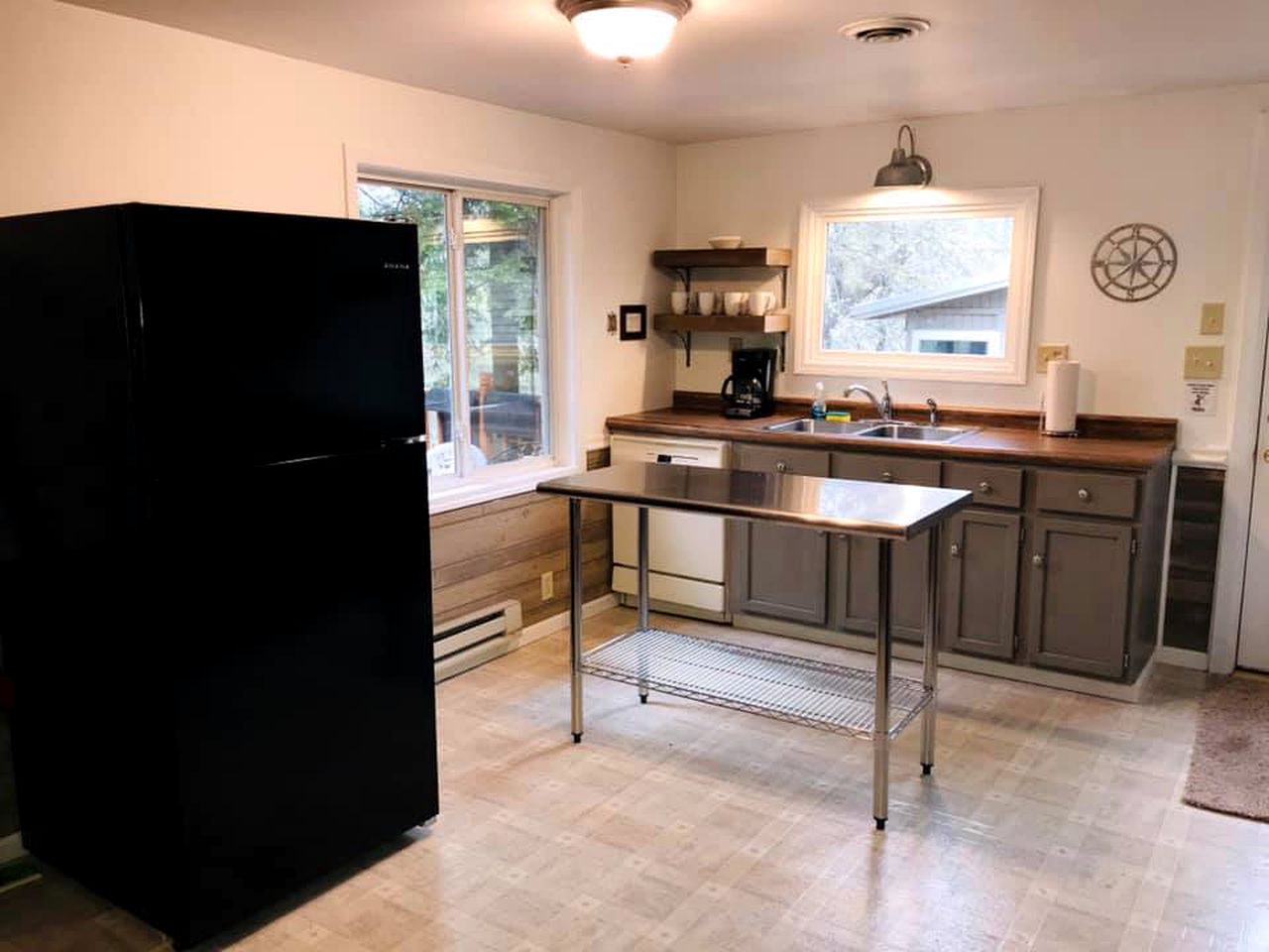 Waterfront Vacation Rental with a Shared Pool in Waushara County, Wisconsin | Cottages (Wild Rose, Wisconsin, United States of America)