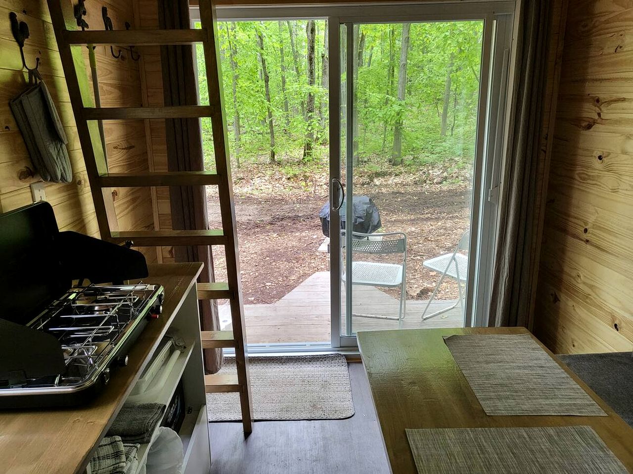 Glamping in Saint-Damien, Quebec, in this Cozy Cabin in the Woods