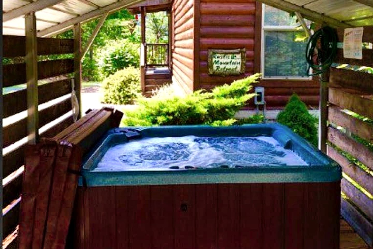 Rustic Newport Cabin with a Hot Tub Ideal for a Vacation in Tennessee