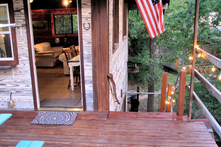 Decking of cabin rental: idyllic camping near College Station
