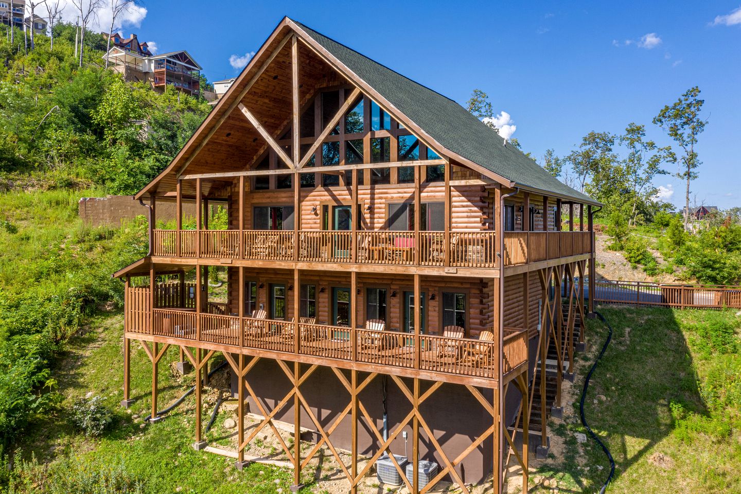 Luxury Cozy Cabin with Swimming Pool, Hot-tub and Stunning Panoramic Views in Gatlinburg, Tennessee