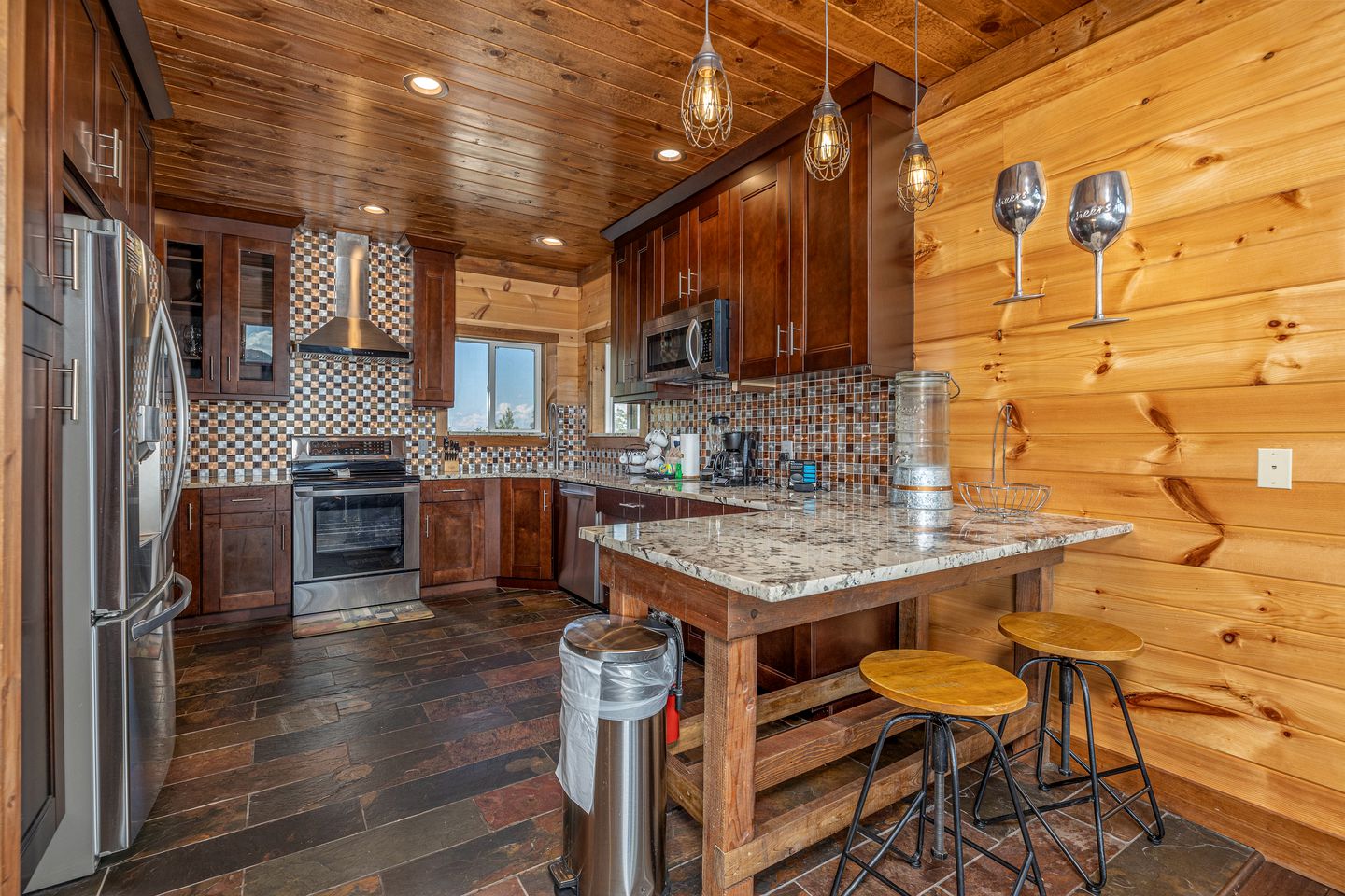 Luxury Cozy Cabin with Swimming Pool, Hot-tub and Stunning Panoramic Views in Gatlinburg, Tennessee