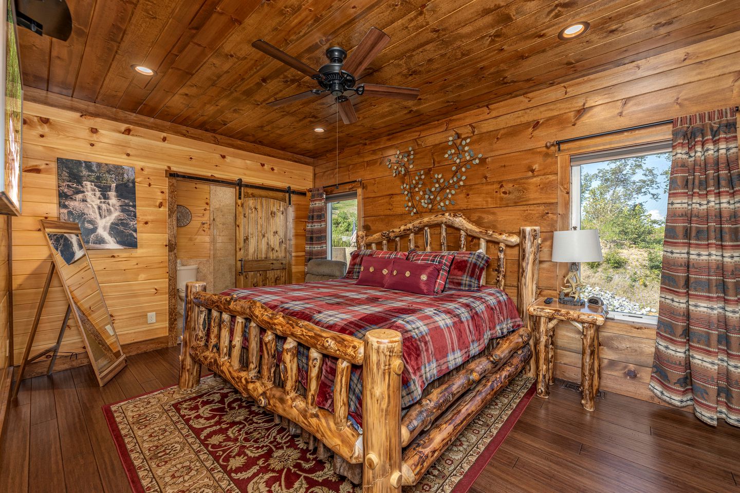 Luxury Cozy Cabin with Swimming Pool, Hot-tub and Stunning Panoramic Views in Gatlinburg, Tennessee
