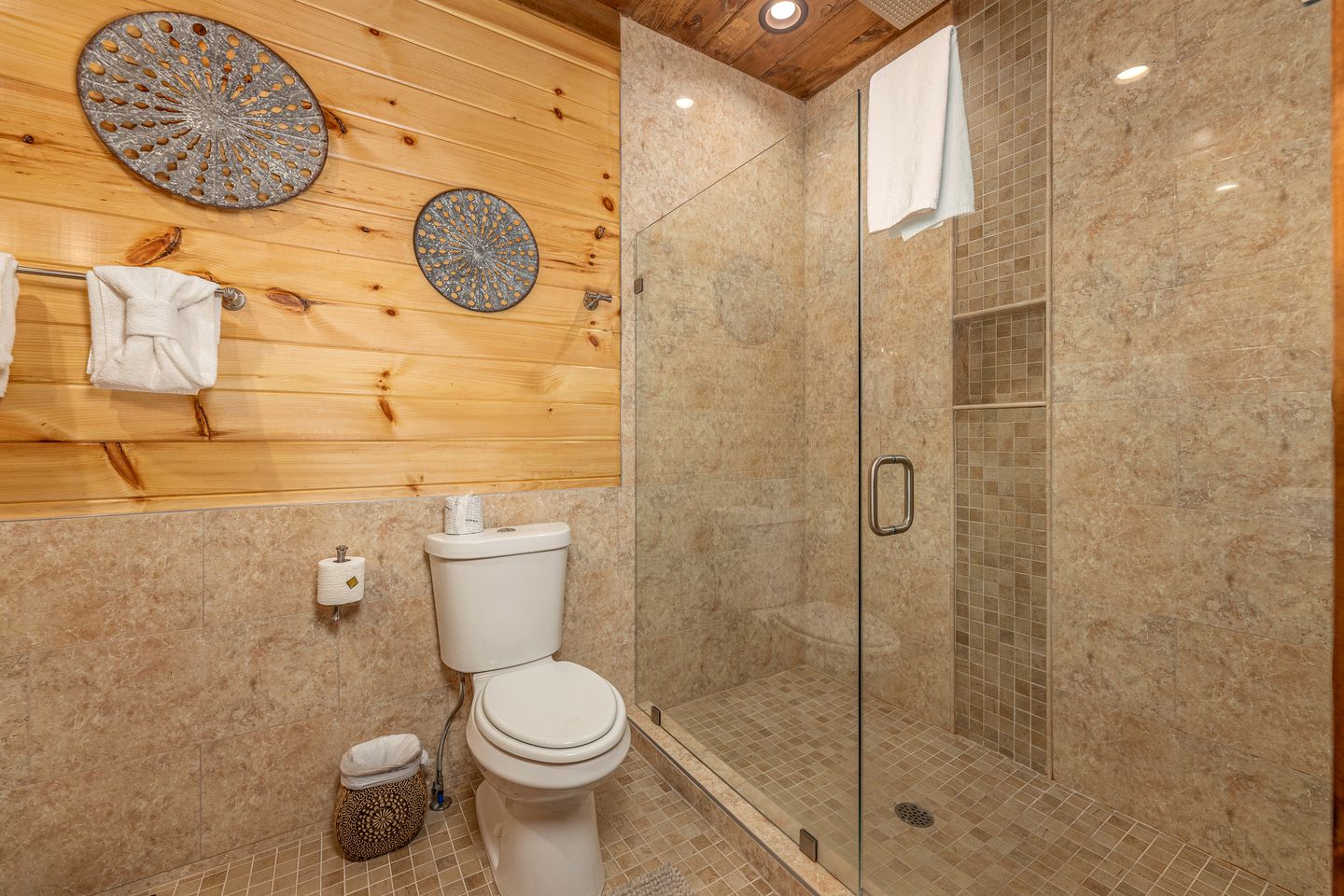 Luxury Cozy Cabin with Swimming Pool, Hot-tub and Stunning Panoramic Views in Gatlinburg, Tennessee