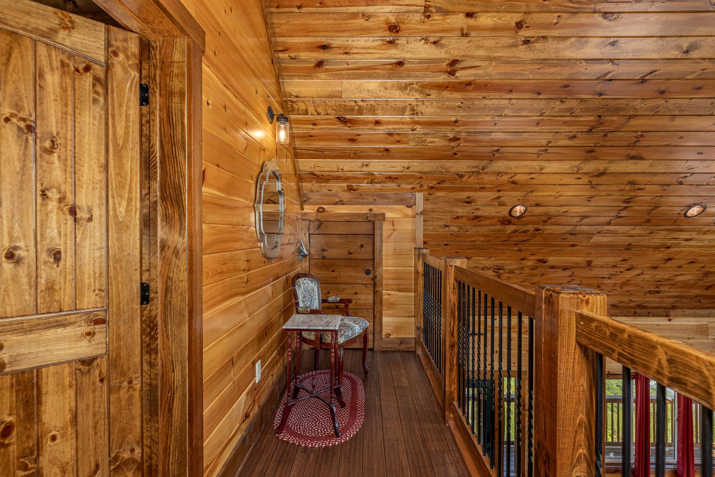 Luxury Cozy Cabin with Swimming Pool, Hot-tub and Stunning Panoramic Views in Gatlinburg, Tennessee