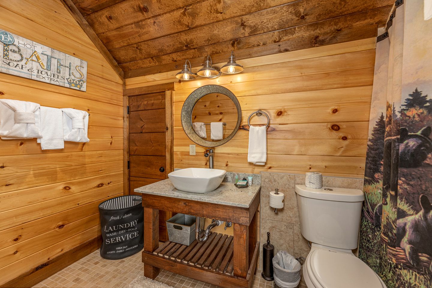 Luxury Cozy Cabin with Swimming Pool, Hot-tub and Stunning Panoramic Views in Gatlinburg, Tennessee