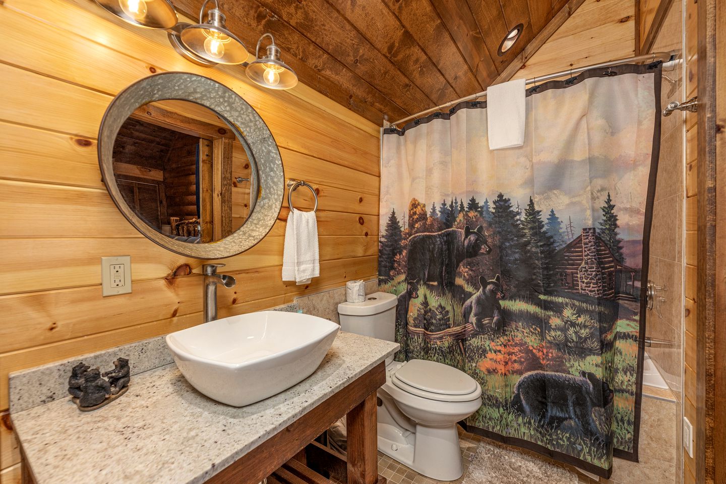 Luxury Cozy Cabin with Swimming Pool, Hot-tub and Stunning Panoramic Views in Gatlinburg, Tennessee