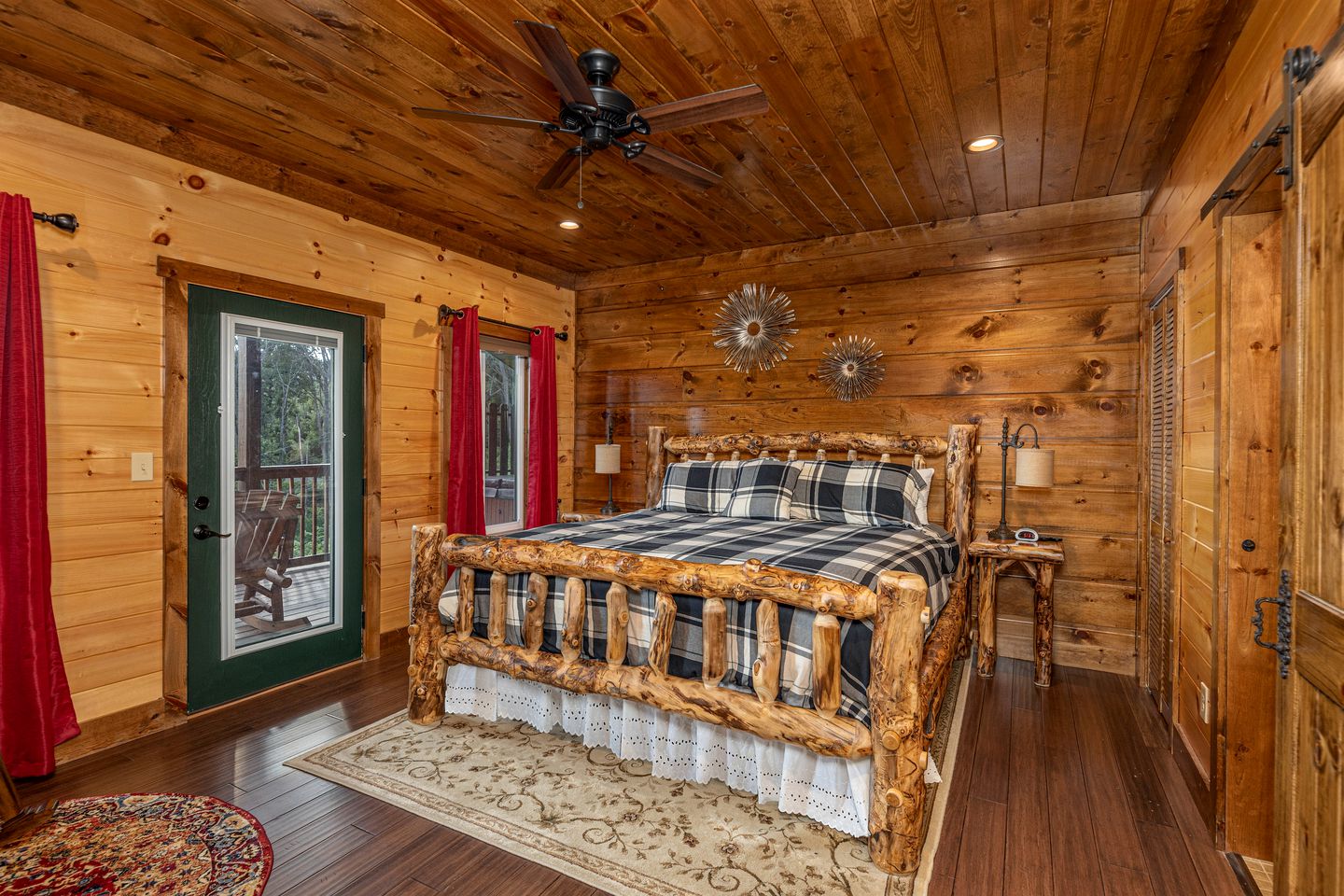 Luxury Cozy Cabin with Swimming Pool, Hot-tub and Stunning Panoramic Views in Gatlinburg, Tennessee