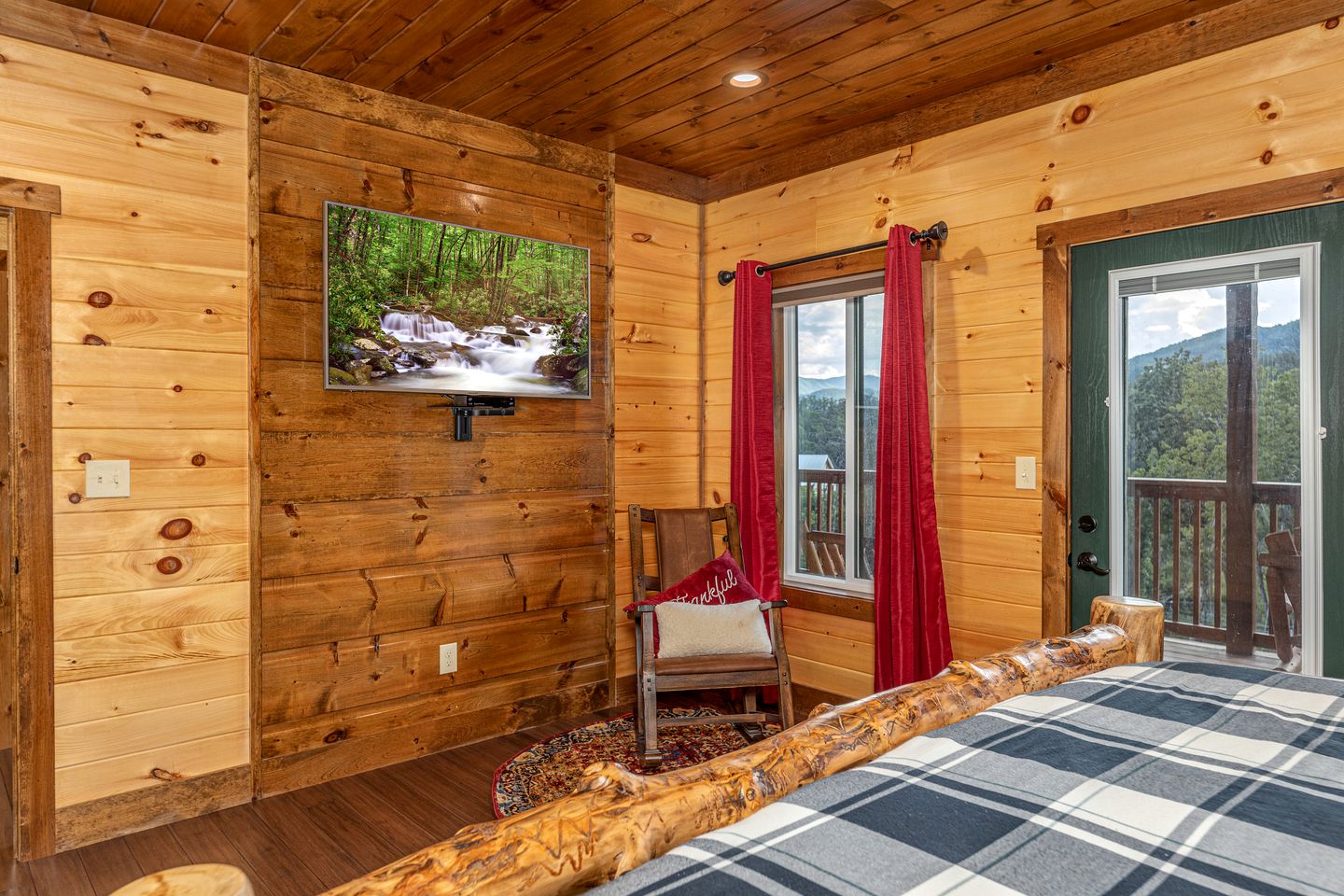 Luxury Cozy Cabin with Swimming Pool, Hot-tub and Stunning Panoramic Views in Gatlinburg, Tennessee