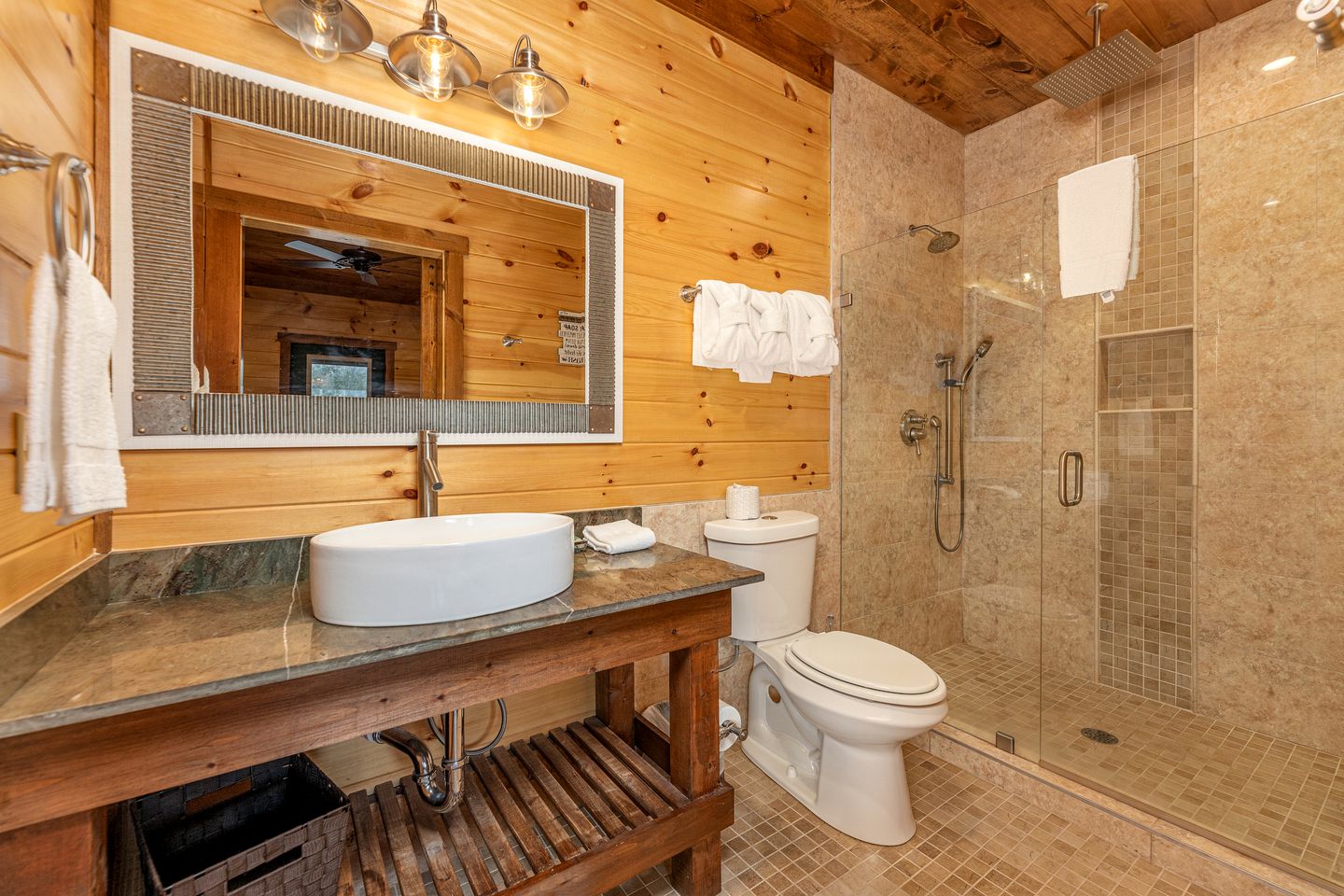 Luxury Cozy Cabin with Swimming Pool, Hot-tub and Stunning Panoramic Views in Gatlinburg, Tennessee