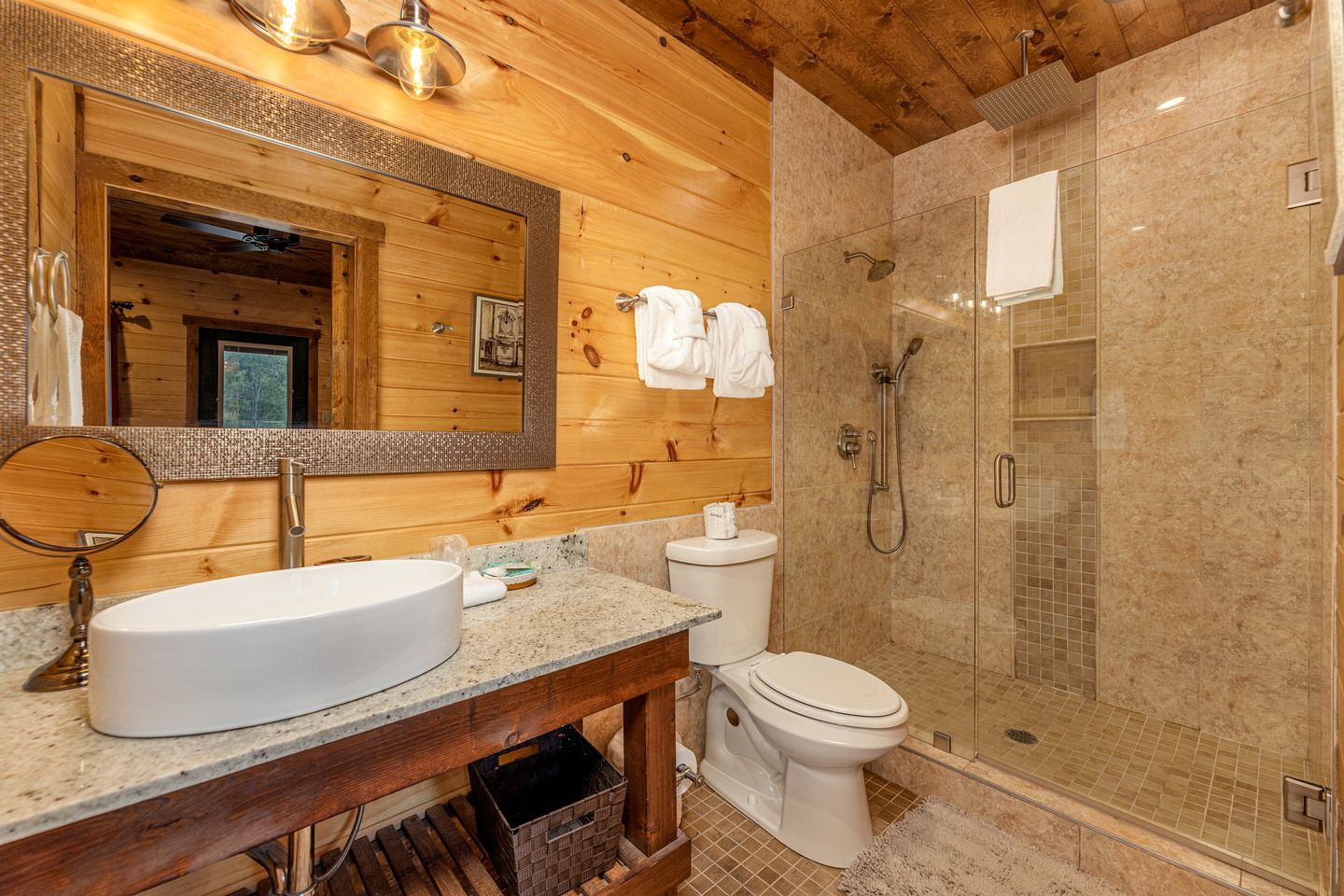 Luxury Cozy Cabin with Swimming Pool, Hot-tub and Stunning Panoramic Views in Gatlinburg, Tennessee