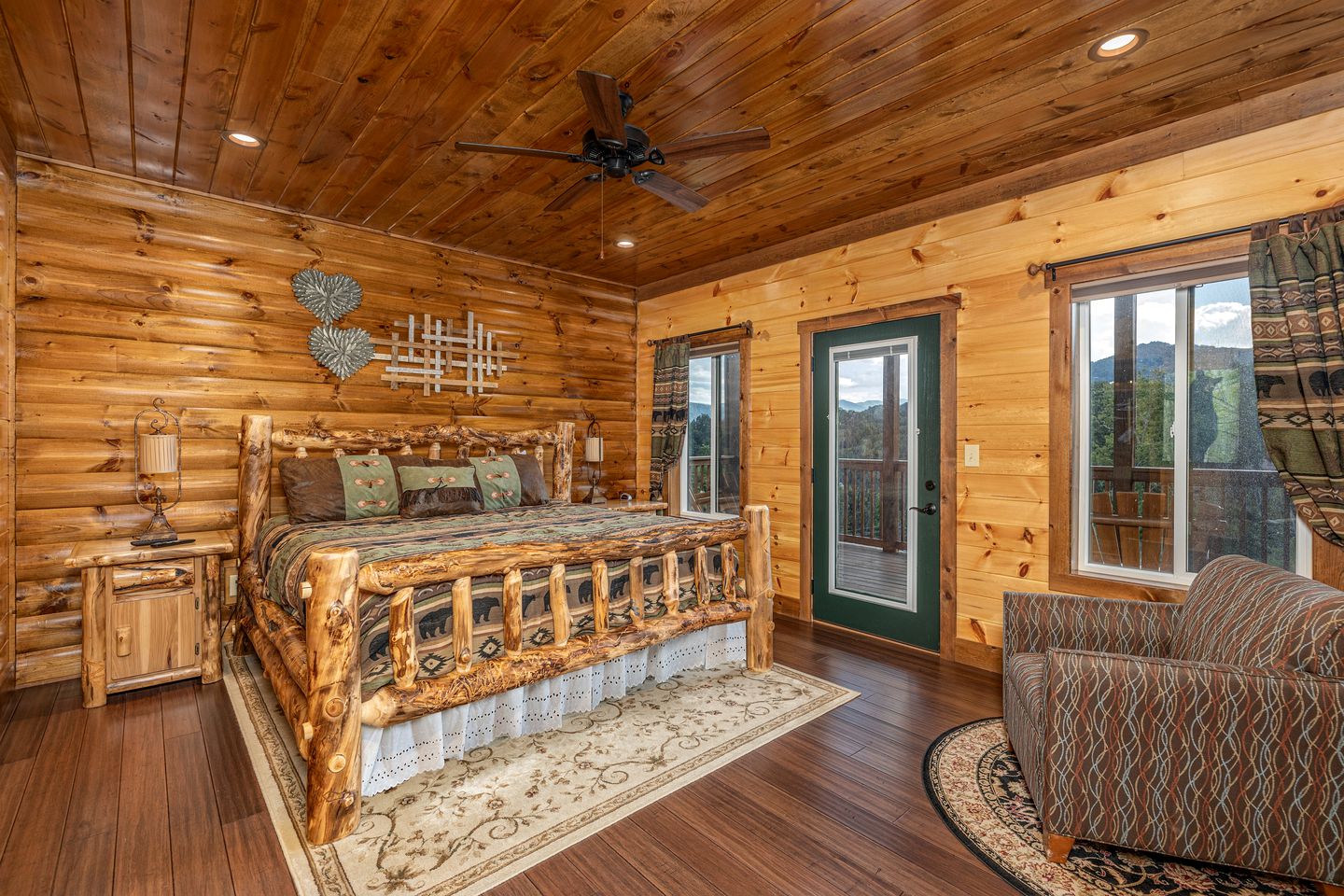 Luxury Cozy Cabin with Swimming Pool, Hot-tub and Stunning Panoramic Views in Gatlinburg, Tennessee